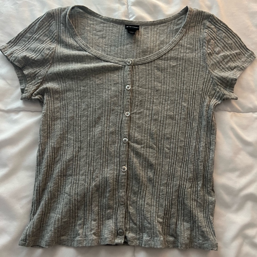Art class | Gray | Ribbed button down scoop neck tee |